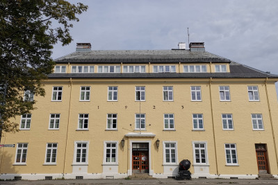 Museet har siden 1996 holdt til i det gamle postkontoret i Svolvær. Foto: Lofoten Krigsminnemuseum.