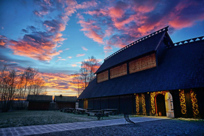 Vinterbilde av Gildehallen i Midgard vikingsenter. Foto: Midgard vikingsenter