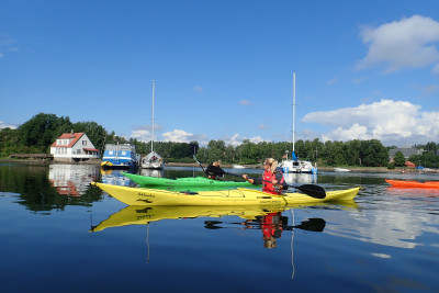 Blank sjø og fantastiske forhold på guidet kajakktur. Foto: Oslo Kayak Tours.