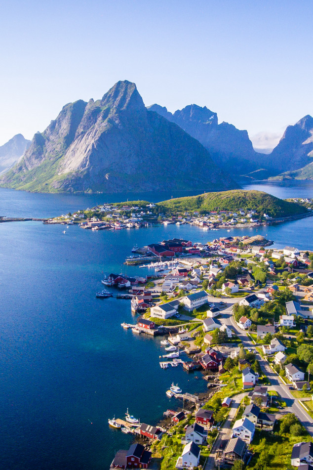Reine, en perle i Lofoten. Med Reinebrigen i bakgrunnen. Foto: Morten Pettersen.