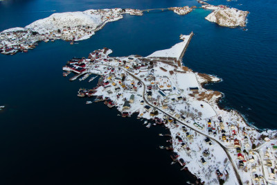 Snødekt Reine sett fra oven. Foto: Morten Pettersen.