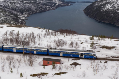 Togtur med fjordutsikt. Foto: Arctic Train.