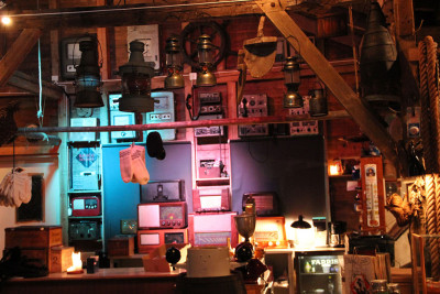 Gjenstander fra fiskeri og telegrafen i Henningsvær. Foto: Full Steam.