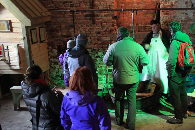 Kalle Mentzen forteller om industrialiseringen av tranproduksjonen og deler ut smaksprøver. Foto: Full Steam.