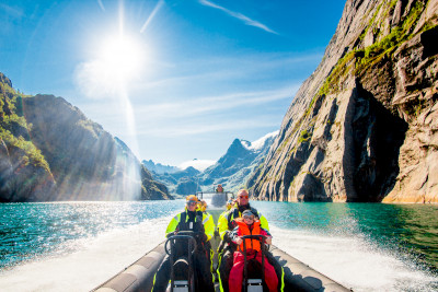 Trollfjorden i solskinn og fart. Foto: XXLofoten.