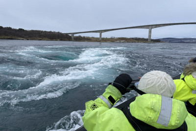 Erfarne RIB-førere kjører blant malstrømmene som skapes av tidevannsstrømmene. Foto: Adventure Tailor.
