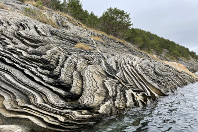 Uvanlige geologiske formasjoner på veien til Saltstraumen. Foto: Adventure Tailor.