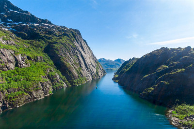 Trollfjorden sett fra fjordbotn i sommersol. Foto: Adventure Tailor.