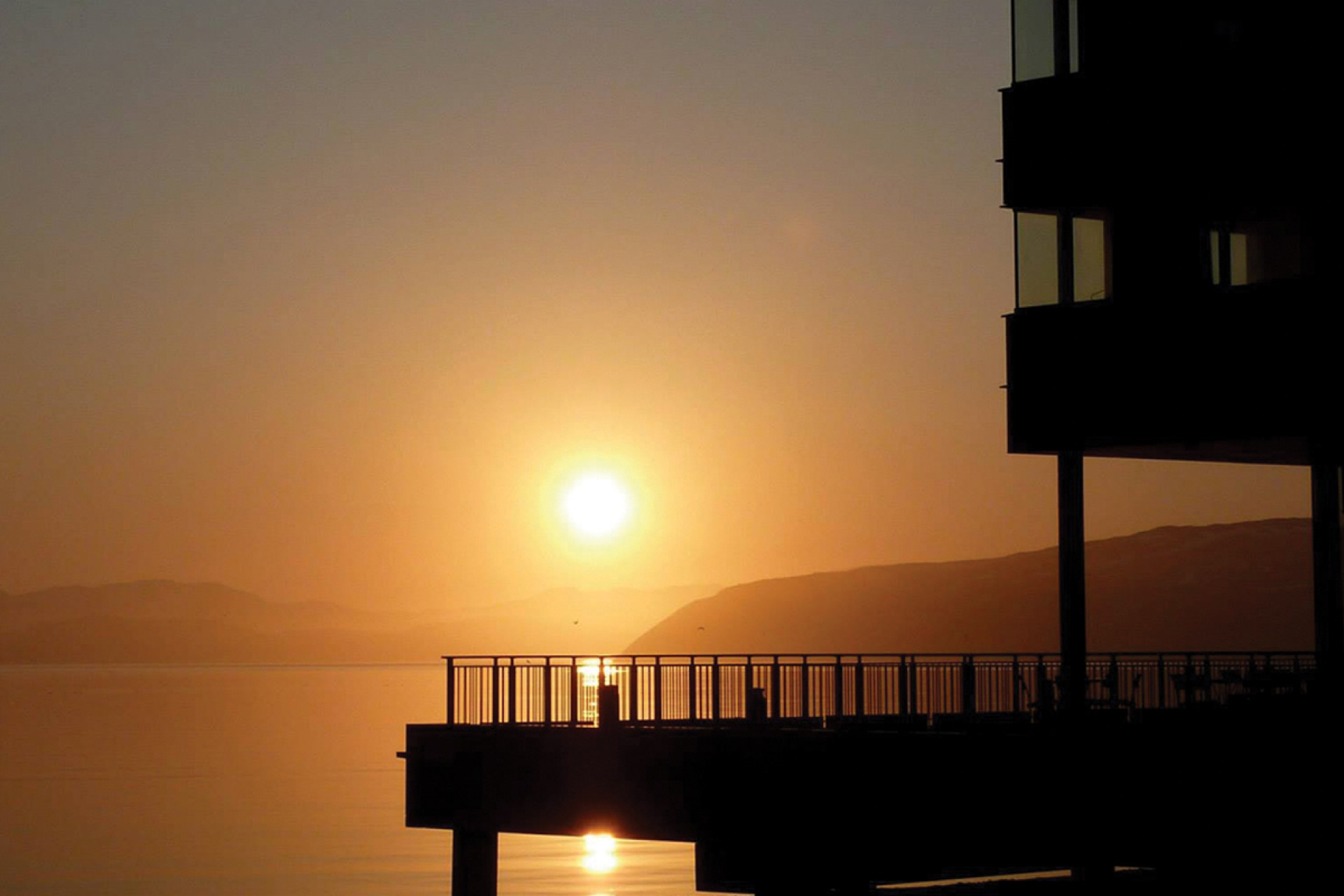 Kveldssola over Thon Hotel Kirkenes. Foto: Thon Hotel Kirkenes.