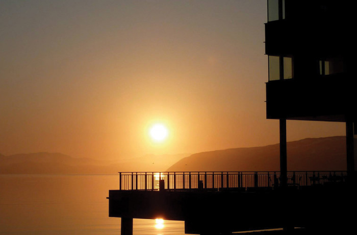 Kveldssola over Thon Hotel Kirkenes. Foto: Thon Hotel Kirkenes.