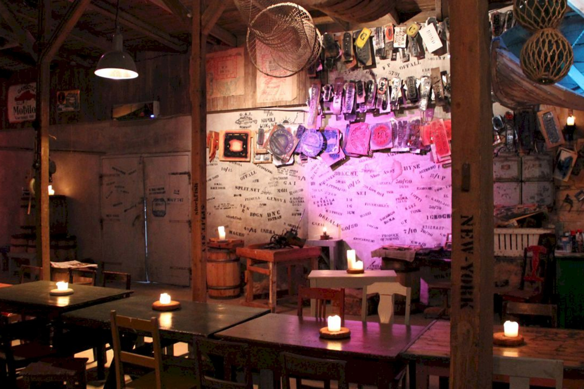 Gjenstander fra fiskeri og hermetikken i Henningsvær. Foto: Full Steam.