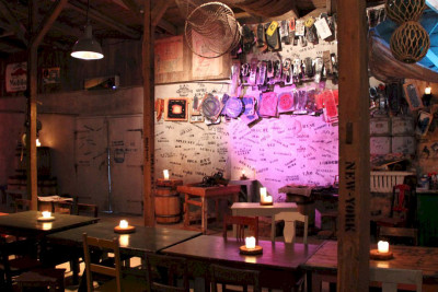 Gjenstander fra fiskeri og hermetikken i Henningsvær. Foto: Full Steam.