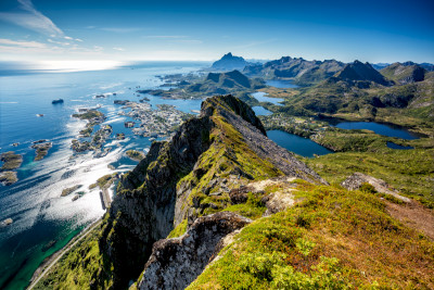 Fløya rett ovenfor Svolværgeita. Med utsikt over Svolvær. Tjeldbergtinden og Vågakallen vises rett foran i horisonten..