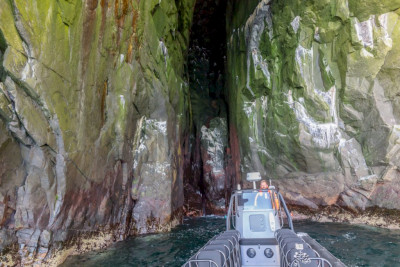 Havet har gravd ut grotter på Runde som er mulig å kjøre inn i med RIB. Foto: Havopplevelse.