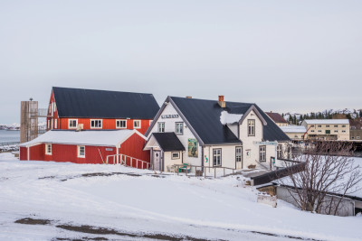 Sauøya ved innkjørselen til Henningsvær har en av to avdelinger til Lofoten Arctic Hotel. Foto: Lofoten Arctic Hotel.