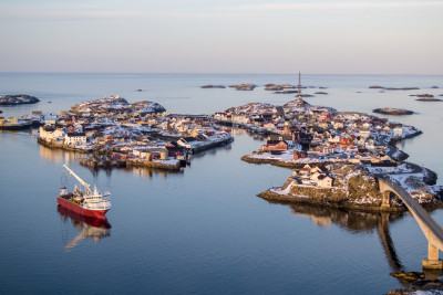 Oversiktsbilde over fiskeværet Henningsvær.
