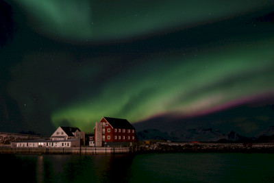 Nordlys over Sauøya der en av to avdelinger av Lofoten Arctic Hotel befinner seg i Henningsvær. Foto: Lofoten Arctic Hotel.