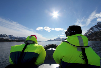 Full fart med sola i ansiktet i Raftsundet. Foto: Adventure Tailor.