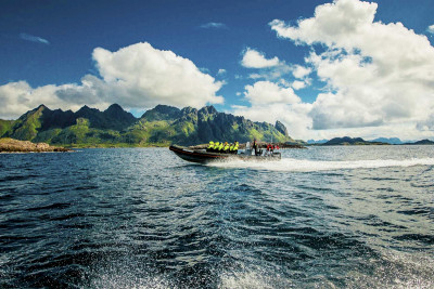 RIB byr på sjøsprøyt. Foto: XXLofoten.